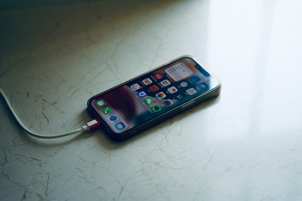 插著充電線的手機，呼應憂鬱前的低電量狀態